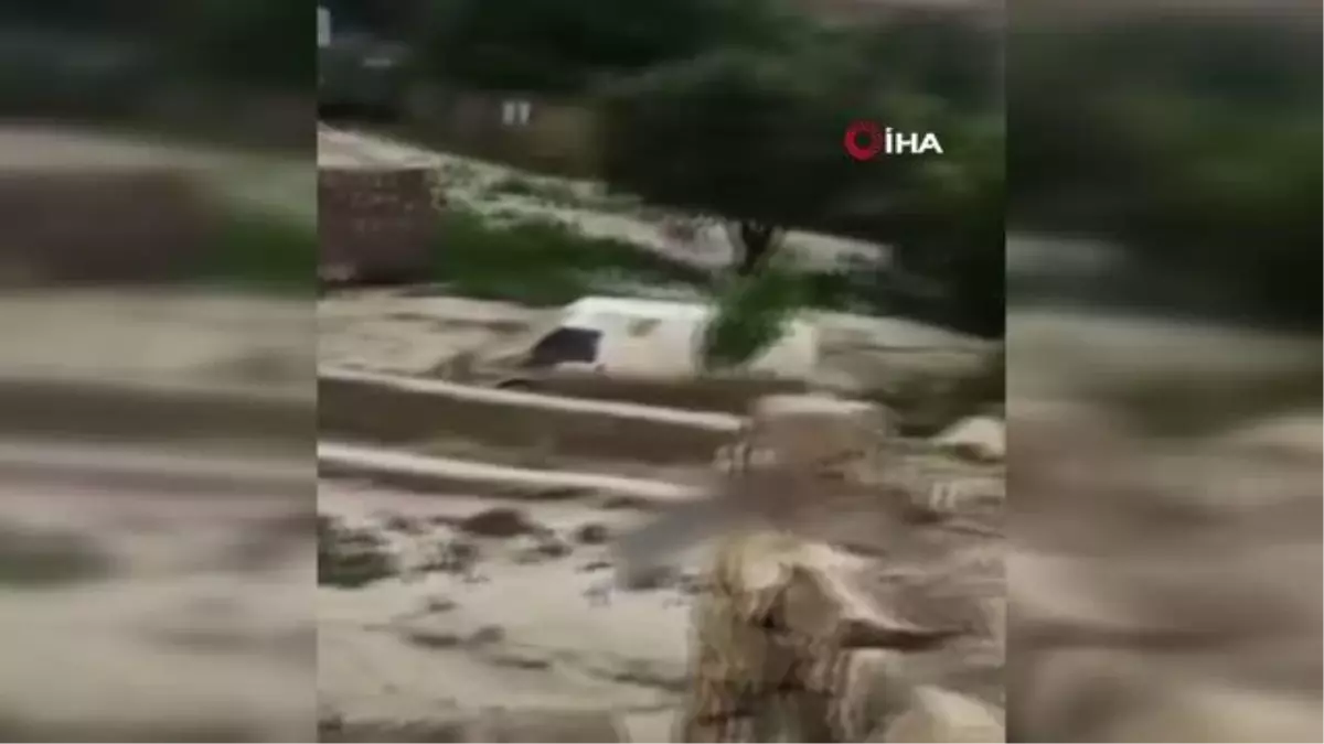 Son dakika! Sel felaketi...Minibüs ve koyun sürüsü sele kapılırken, çok sayıda yapı ise yıkıldı