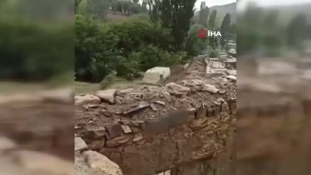 Son dakika! Sel felaketi...Minibüs ve koyun sürüsü sele kapılırken, çok sayıda yapı ise yıkıldı