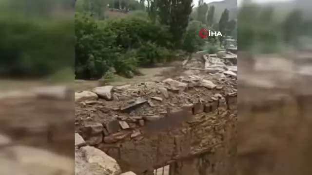 Son dakika! Sel felaketi...Minibüs ve koyun sürüsü sele kapılırken, çok sayıda yapı ise yıkıldı