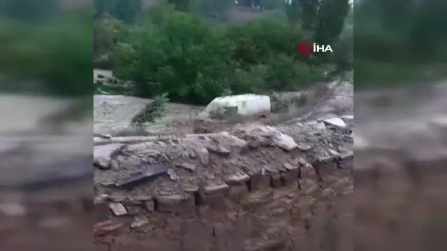 Son dakika! Sel felaketi...Minibüs ve koyun sürüsü sele kapılırken, çok sayıda yapı ise yıkıldı
