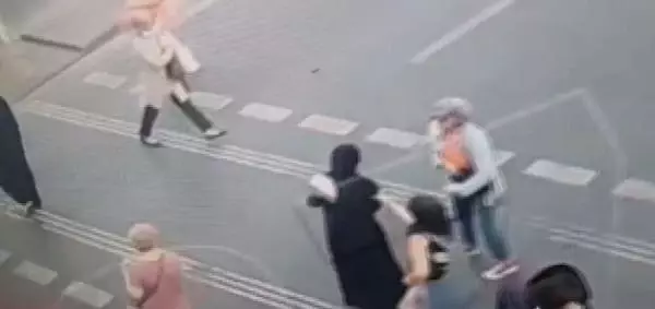 Son dakika... ŞİŞLİ'DE TRAFİK IŞIKLARINDAKİ HIRSIZLIK KAMERADA