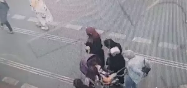 Son dakika... ŞİŞLİ'DE TRAFİK IŞIKLARINDAKİ HIRSIZLIK KAMERADA