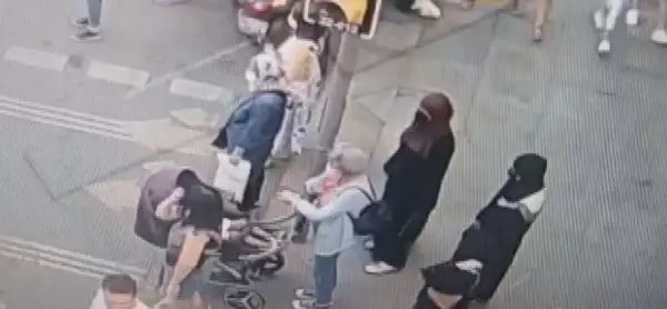 Son dakika... ŞİŞLİ'DE TRAFİK IŞIKLARINDAKİ HIRSIZLIK KAMERADA