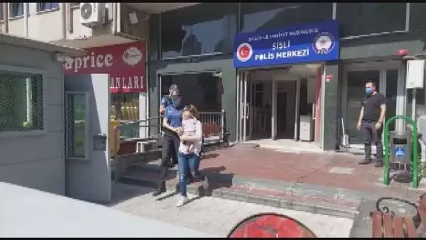 Son dakika... ŞİŞLİ'DE TRAFİK IŞIKLARINDAKİ HIRSIZLIK KAMERADA