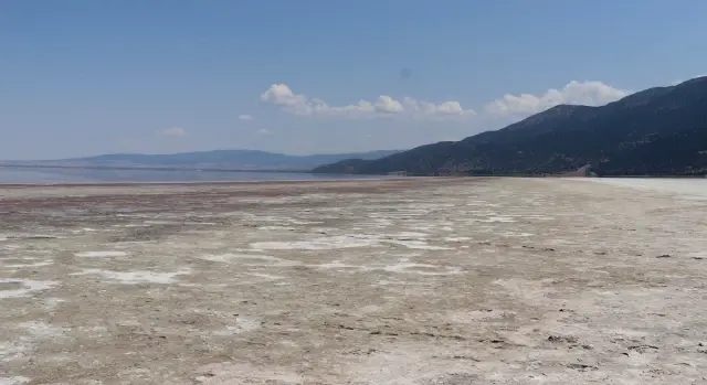 Suları çekilmeye devam eden Acıgöl'de ODTÜ heyeti inceleme yaptı