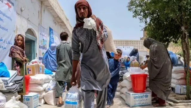 Taliban Afganistan'daki üç büyük kentin etrafını kuşattı