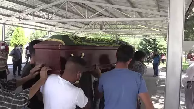 Trafik kazasında hayatını kaybeden kadın toprağa verildi