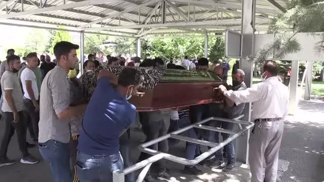 Trafik kazasında hayatını kaybeden kadın toprağa verildi