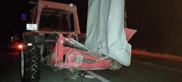 Traktöre çarpan otomobilin sürücüsü öldü
