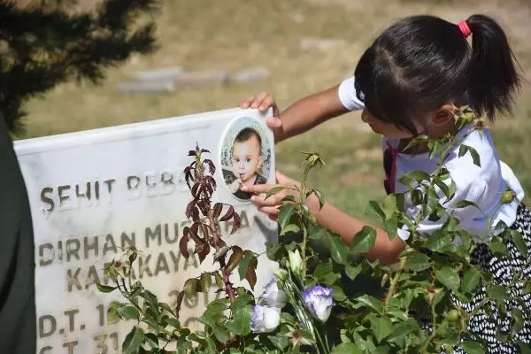 TÜRKİYE'NİN ŞEHİT BEBEĞİ BEDİRHAN VE ANNESİ, MEZARI BAŞINDA ANILDI