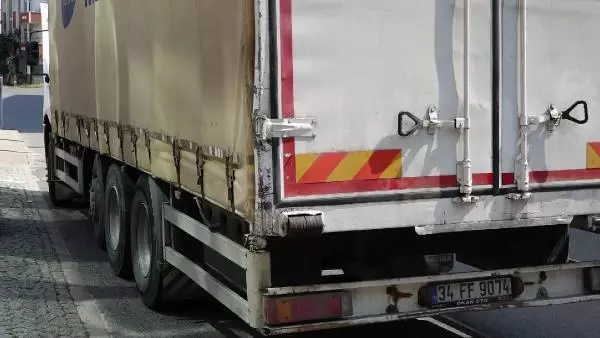 Ümraniye'de kamyonla özel halk otobüsü çarpıştı
