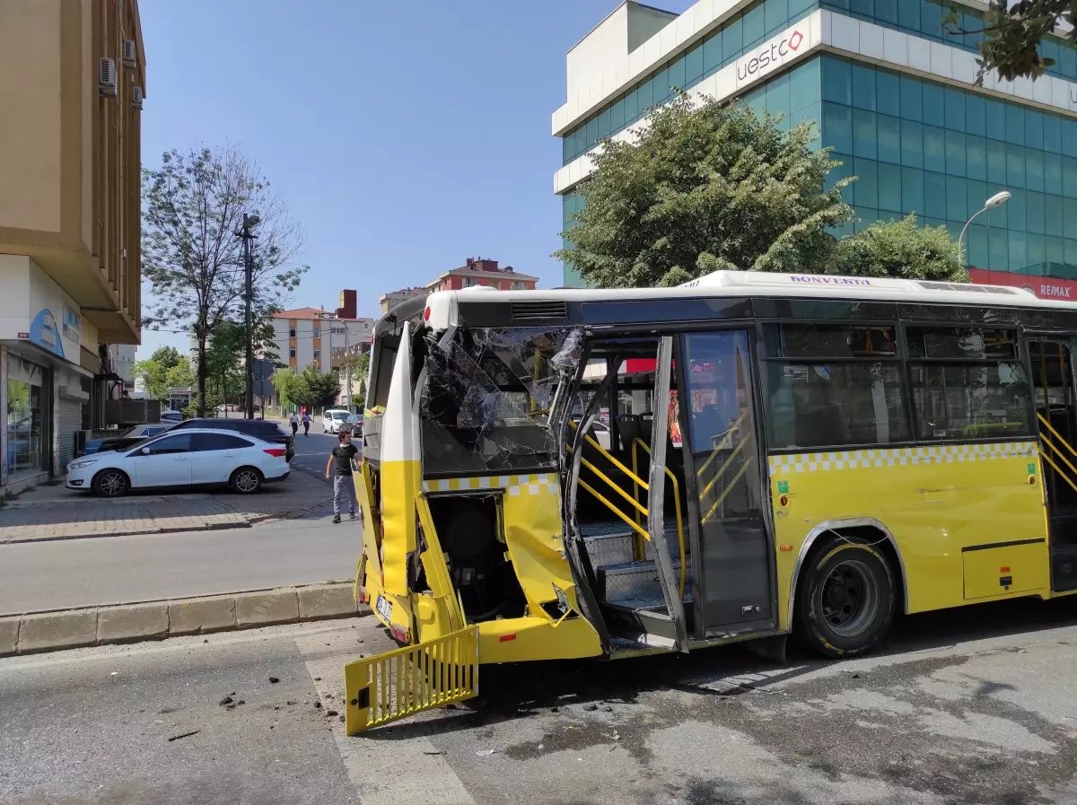 Ümraniye'de kamyonla özel halk otobüsü çarpıştı