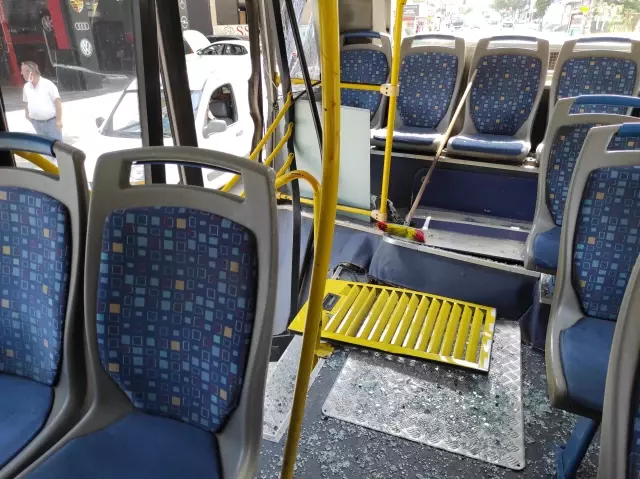 Ümraniye'de kamyonla özel halk otobüsü çarpıştı