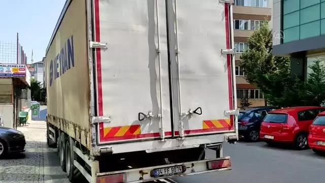 Ümraniye'de kamyonla özel halk otobüsü çarpıştı