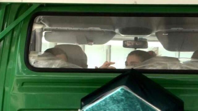 Vali Coş'un kızının cenaze aracının arka camından babasına bakışı ise yürekleri dağladı Vali Coş'un kızının cenaze aracının arka camından babasına bakışı ise yürekleri dağladı