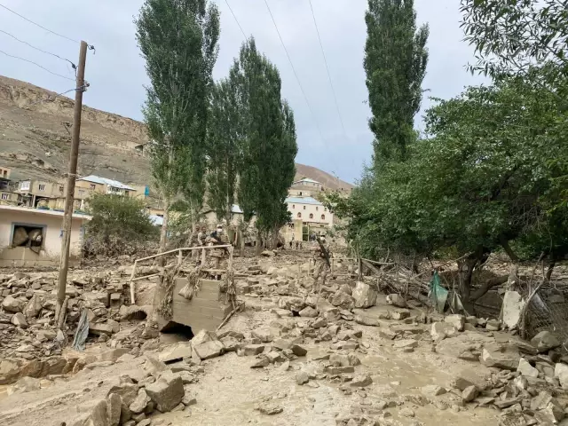 Sel nedeniyle 5 ev yıkıldı (3)