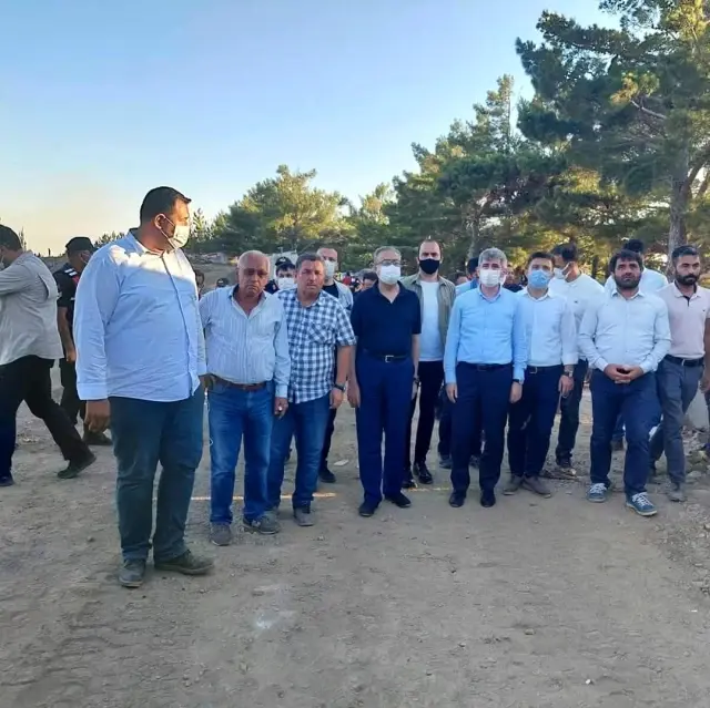 Yangın bölgesinde freni boşalan itfaiye aracı tıra çarptı, iki itfaiye eri yaralandı