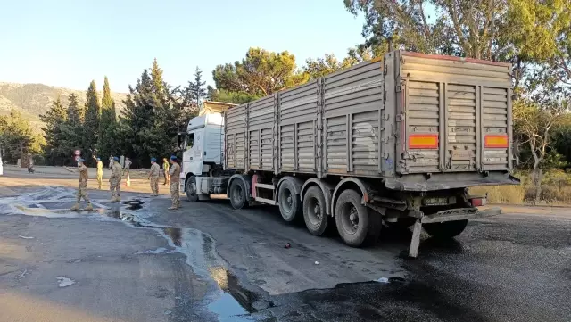 Yangın bölgesinde freni boşalan itfaiye aracı tıra çarptı, iki itfaiye eri yaralandı