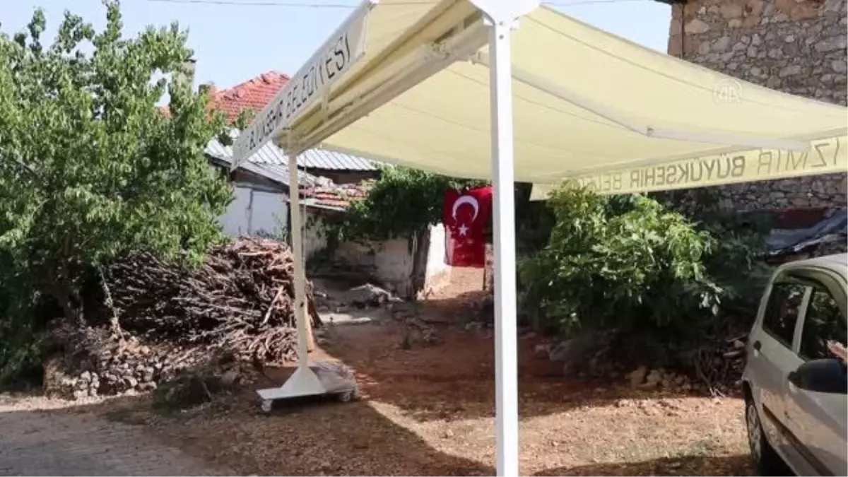 Son dakika haberleri! Yangında şehit olan orman işçisinin babaevi Türk bayraklarıyla donatıldı