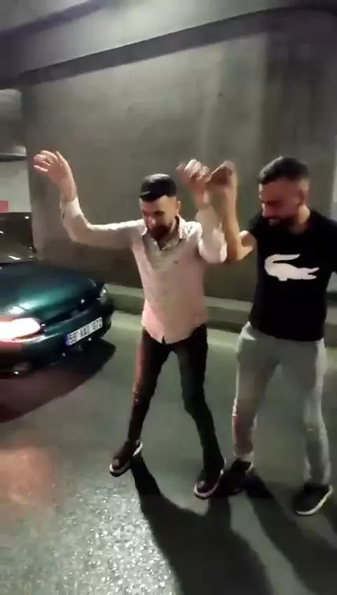 Trafikte terör estiren magandalar, yol kapatıp alay çekti