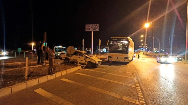 Yolcu otobüsü ve otomobil çarpıştı: 1 ağır yaralı