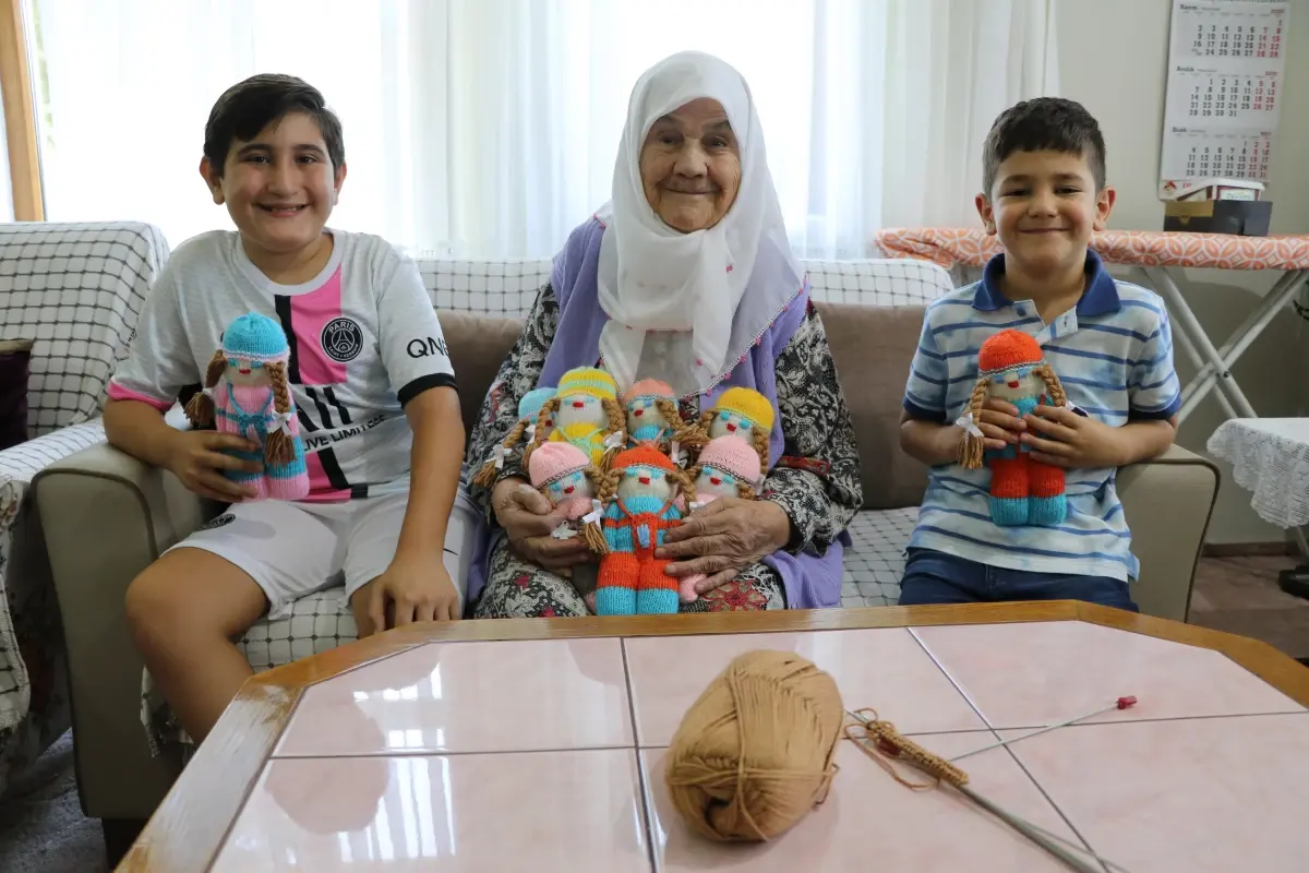 96 yaşındaki 'Sıdıka nine' örgü bebeklerle çocukları sevindiriyor