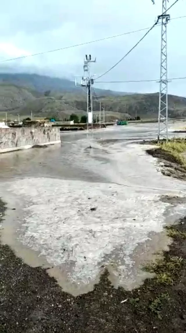 Ağrı'da sağanak yağış sele neden oldu