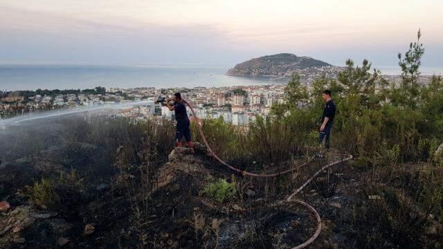 Alanya'yı küle çevireceklerdi! Gece boyu nöbet tutan gençlerin dikkati felaketi önledi, polis iki aracın peşinde