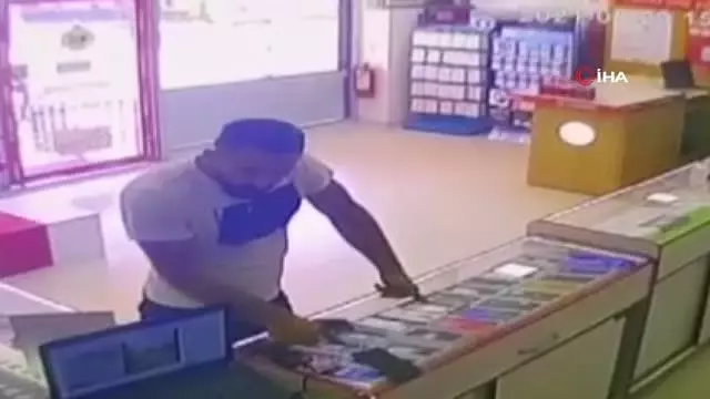 Arnavutköy'de çaldığı telefonu satmaya çalışan hırsız yakalandı