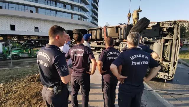Avcılar'da göreve giderken devrilen itfaiye aracındaki 2 personel yaralandı