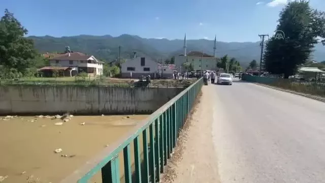 Balık tutmak için daldığı suyun altında sıkışarak can verdi