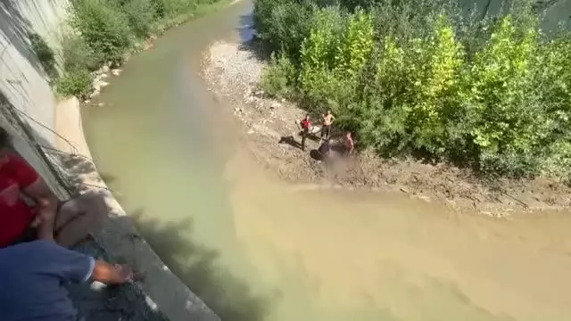 Balık tutmak için daldığı suyun altında sıkışarak can verdi