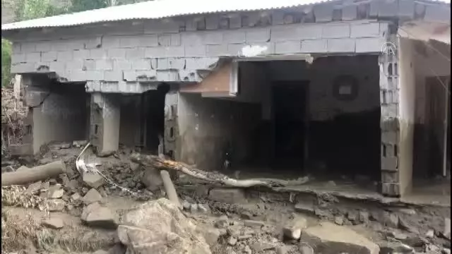Başkale'deki selde 6 ev yıkıldı 30 evde hasar oluştu