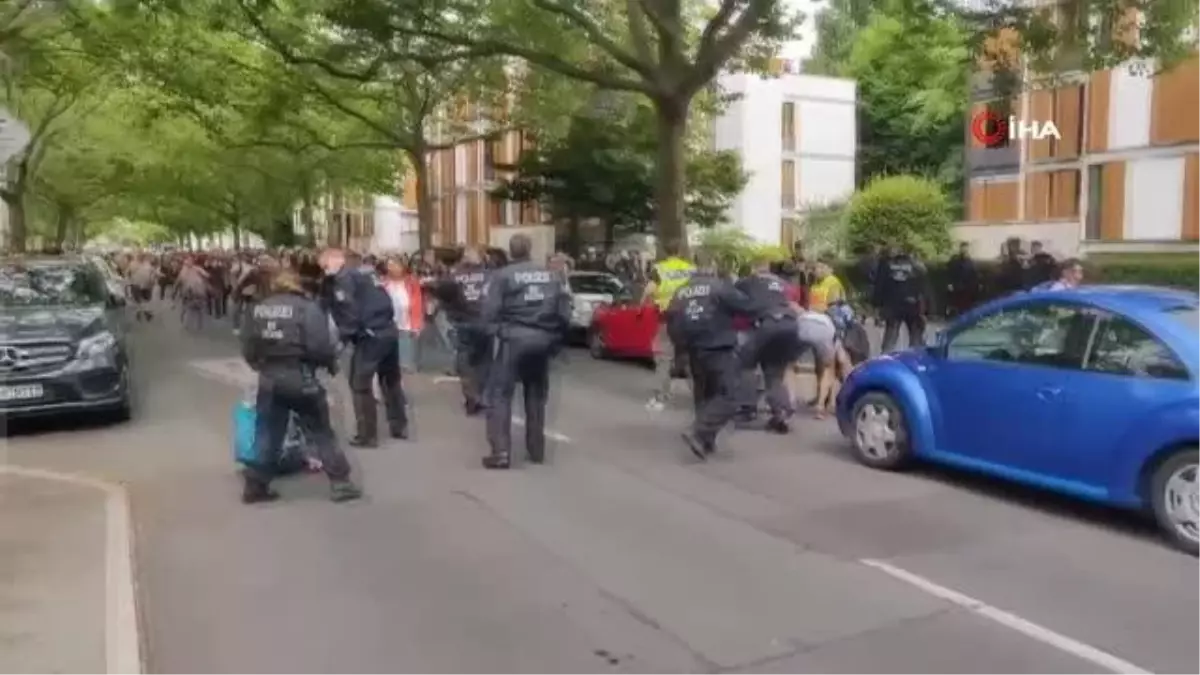 Berlin'de izinsiz korona protestolarında göstericiler ile polis arasında arbede