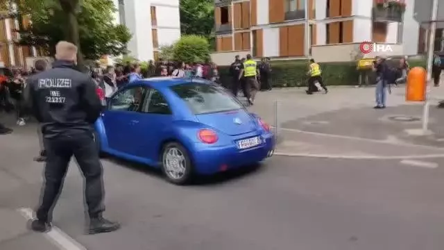 Berlin'de izinsiz korona protestolarında göstericiler ile polis arasında arbede