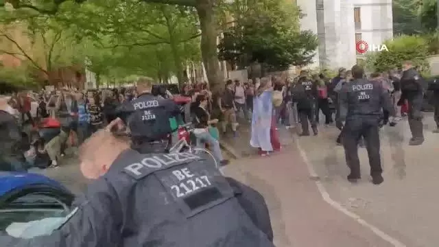 Berlin'de izinsiz korona protestolarında göstericiler ile polis arasında arbede