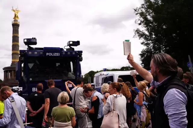 Berlin'de izinsiz korona protestolarında göstericiler ile polis arasında arbede