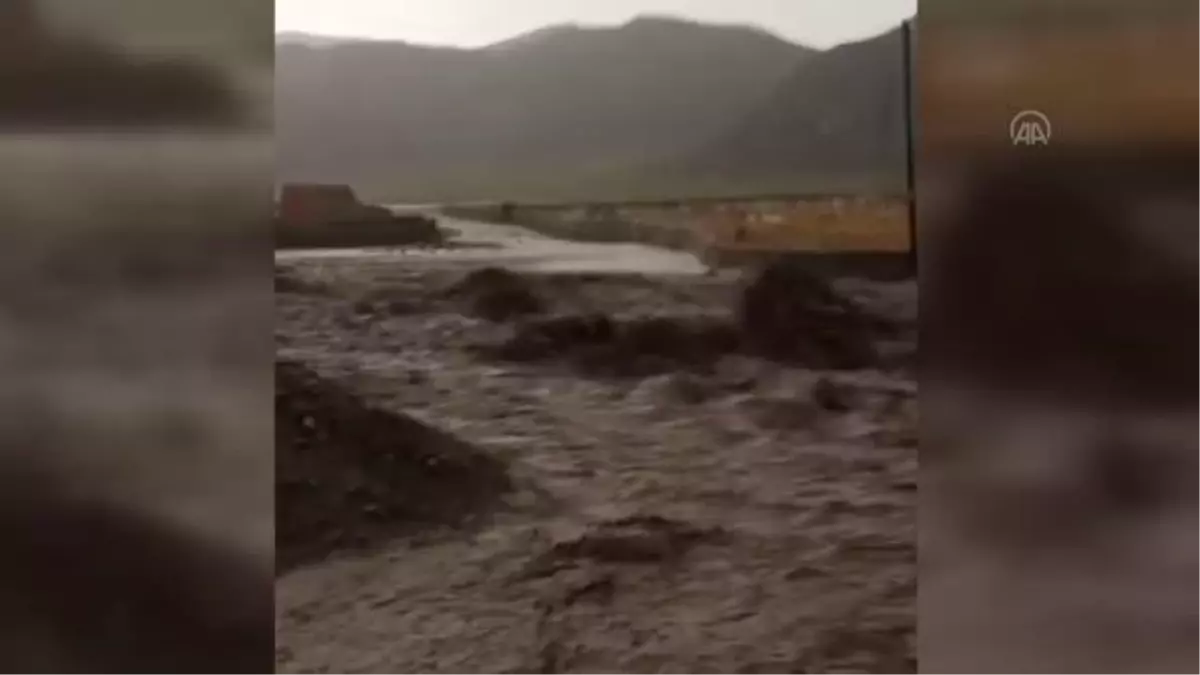 Son dakika: Bir köyde etkili olan sel hasara yol açtı