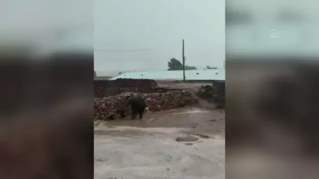 Son dakika: Bir köyde etkili olan sel hasara yol açtı