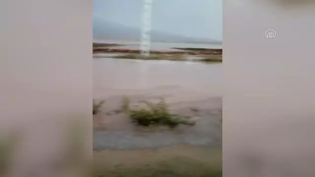 Son dakika: Bir köyde etkili olan sel hasara yol açtı