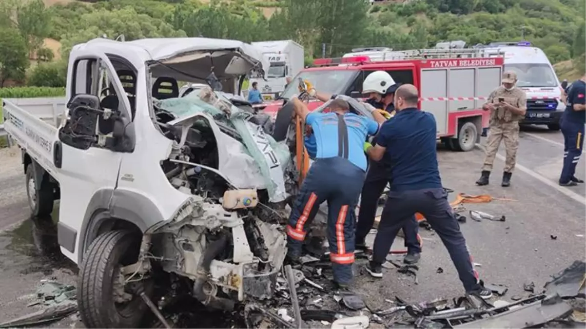 Bitlis'te tır ve kamyonetin çarpıştığı kazada 2 kişi hayatını kaybetti