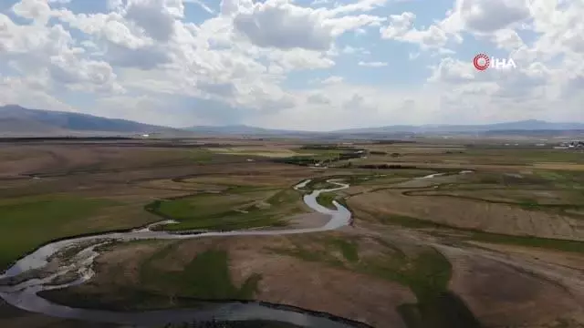 Bozkırın ortasından yılan gibi kıvrılan 'Selim menderesleri' hayran bırakıyor