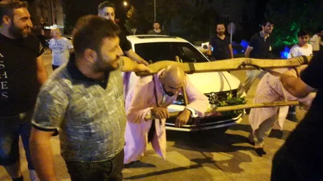 Damada boyunduruk takıp araç çektirdiler