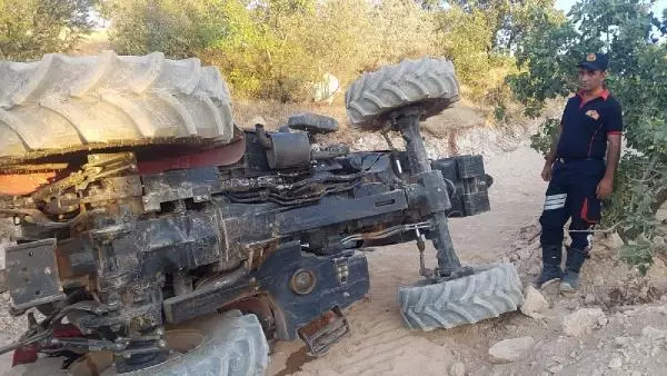 Devrilen traktörün altında kalan çiftçi öldü