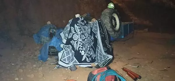 Devrilen traktörün altında kalan çiftçi öldü