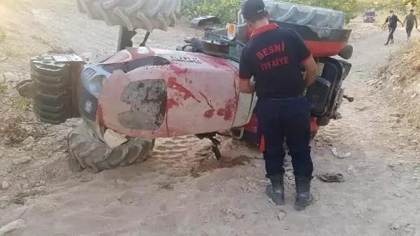 Devrilen traktörün altında kalan çiftçi öldü