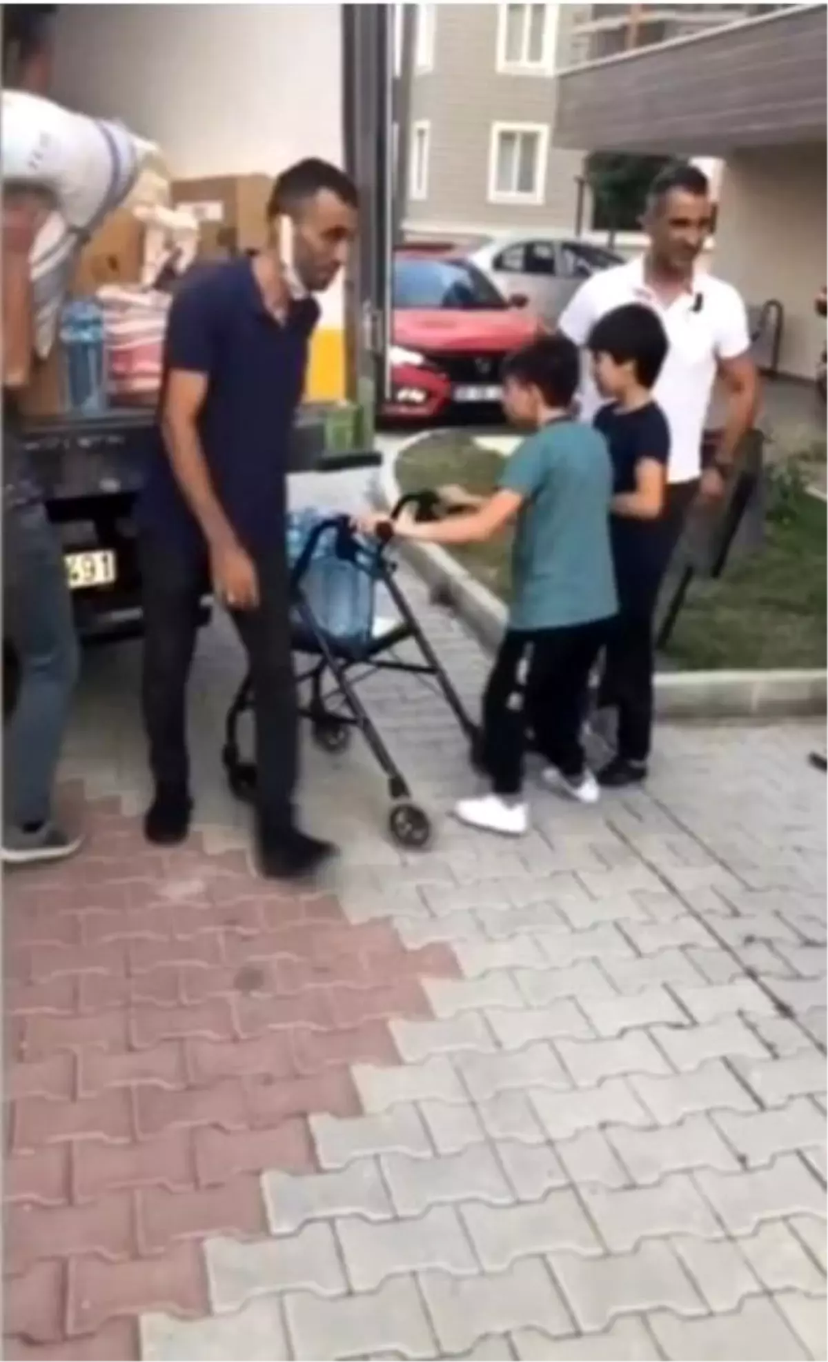 Engelli küçük Muhammet toplanan yardımları yürüteciyle kamyonete taşıdı