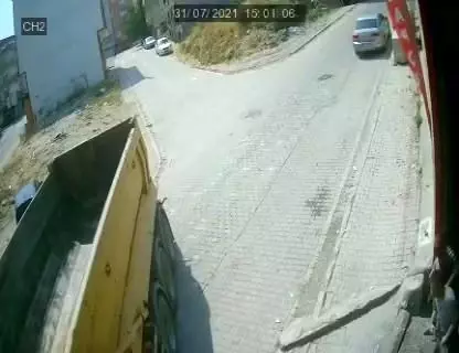 Esenyurt'ta hafriyat kamyonu faciasından kıl payı dönüldü: O anlar kamerada