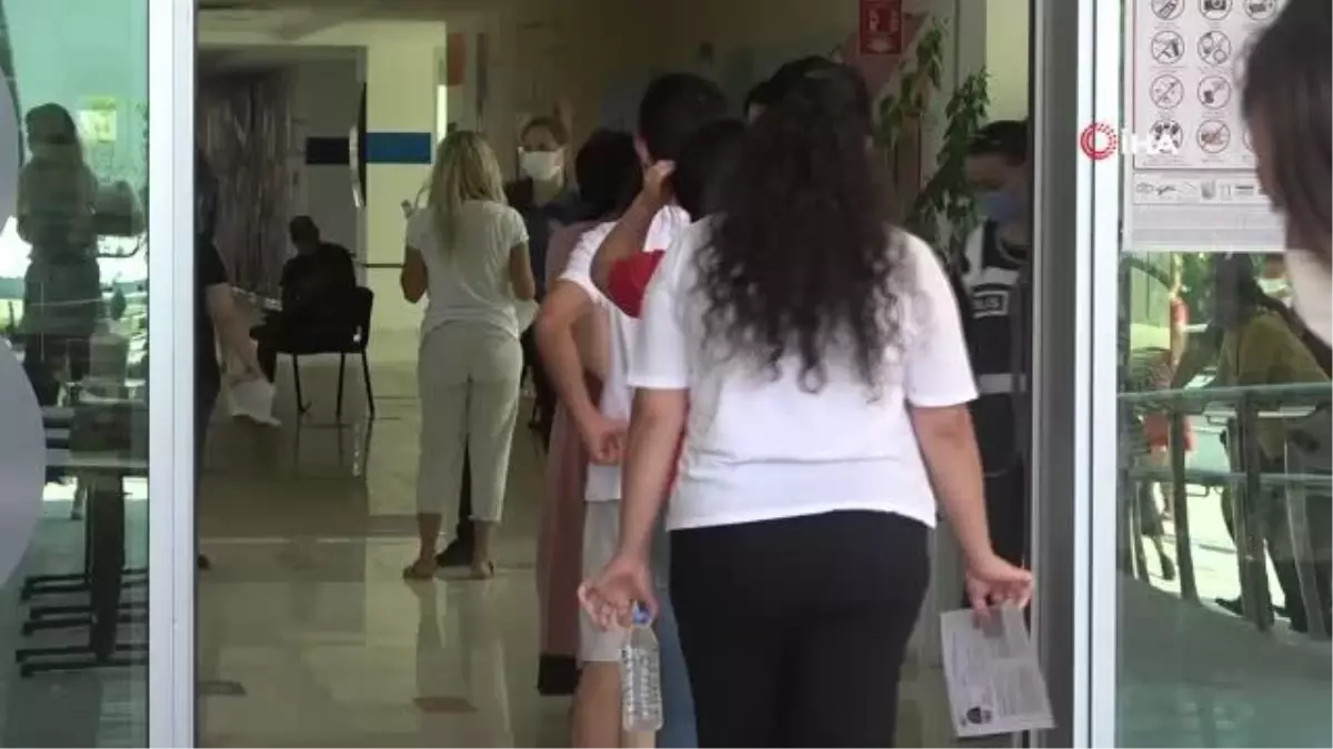 Fakültenin arızalan kapısı 5 dakika geciken adayı önce umutlandırdı, ardından hüsrana uğrattı