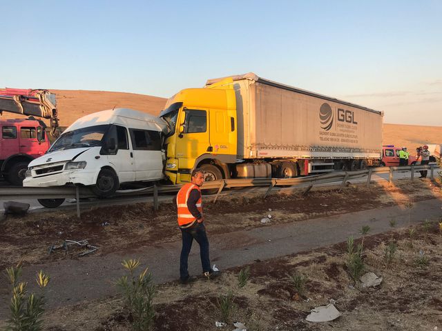 Tarım işçilerini taşıyan minibüse arkadan tır çarptı: 3 ölü, 16 yaralı